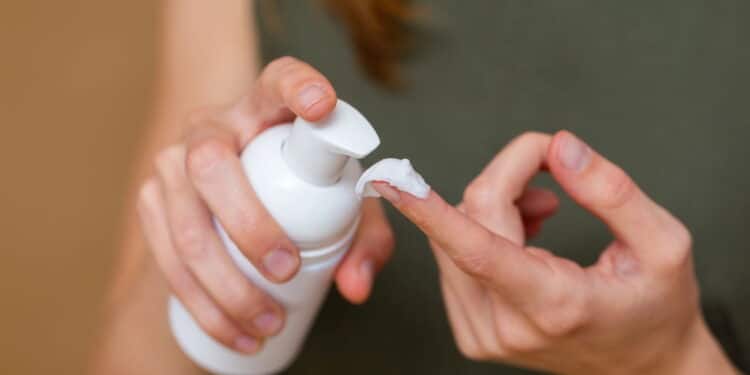 Truque de skincare coreano com leite morno vai renovar sua pele e evitar espinhas