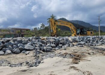 Obra emergencial para conter avanço do mar no litoral de SP chega à fase final