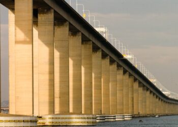 Conheça a ponte de 13 km que liga duas cidades e é a maior da América do Sul