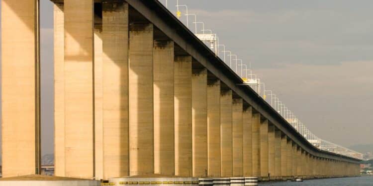 Conheça a ponte de 13 km que liga duas cidades e é a maior da América do Sul