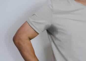 O truque fácil para tirar mancha de desodorante da roupa branca