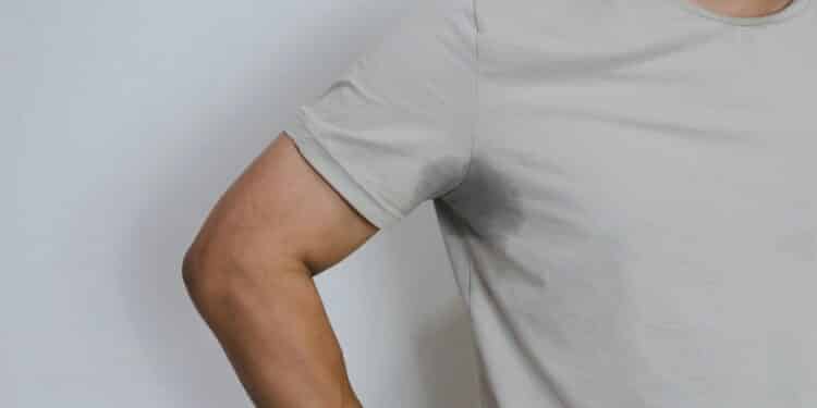 O truque fácil para tirar mancha de desodorante da roupa branca