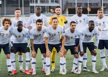 Jogador que ergueu taça da Copa em 2018 anuncia aposentadoria aos 31 anos