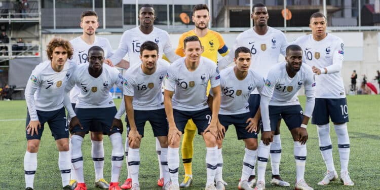 Jogador que ergueu taça da Copa em 2018 anuncia aposentadoria aos 31 anos