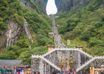 Teste com carro da Chery termina em acidente na famosa 'Escada Celestial' da China