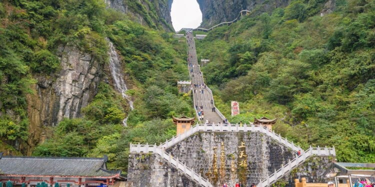 Teste com carro da Chery termina em acidente na famosa 'Escada Celestial' da China