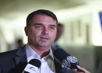 Flávio Bolsonaro pede orações e atualiza estado de saúde do ex presidente após hospitalização