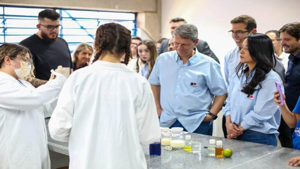 Governo de SP entrega de novas escolas em cidade do interior e moradores comemoram