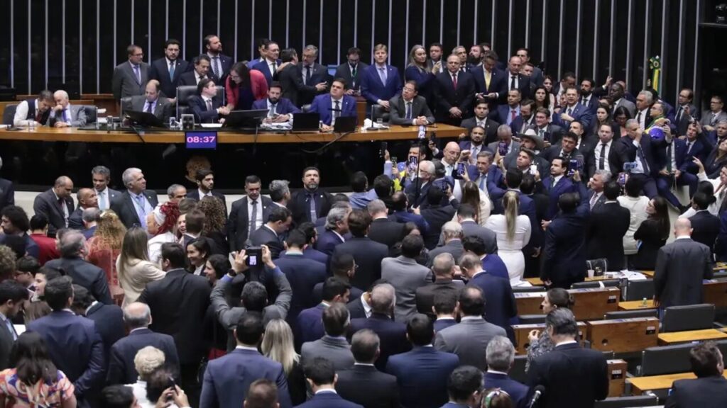 Comissão do Senado decide rejeitar PEC da Imunidade