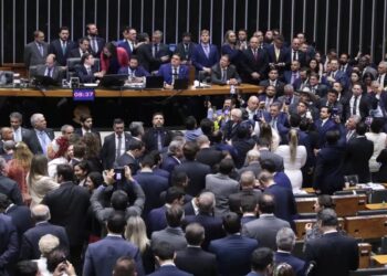CCJ da Câmara aprova projeto que dificulta ações de partidos “nanicos” no STF e restringe poderes de ministros da Corte