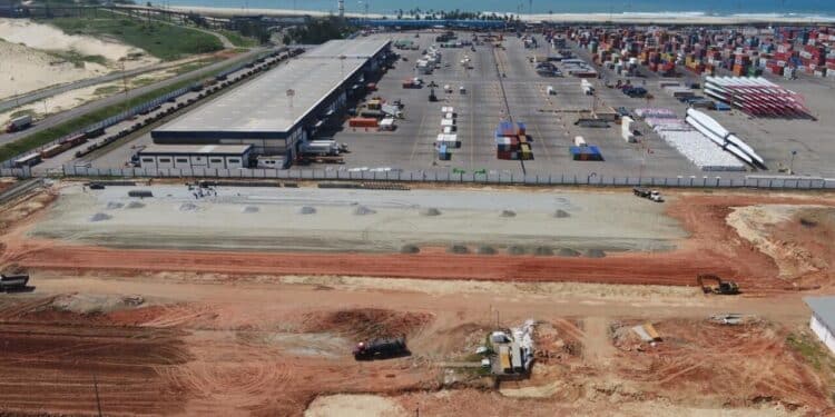 Porto do Pecém ganha força com movimentação de contêineres e avanço nas obras