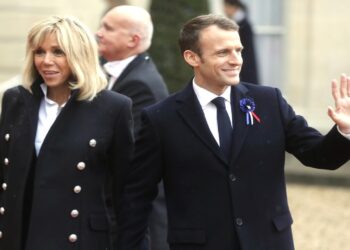 Jornalista revela bastidores e o motivo para o tapa da primeira-dama francesa em Emmanuel Macron