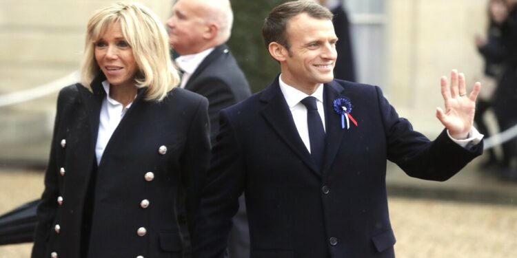 Jornalista revela bastidores e o motivo para o tapa da primeira-dama francesa em Emmanuel Macron