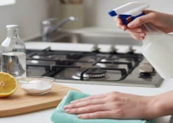 O segredo que elimina a gordura do fogão e deixa sua cozinha impecável