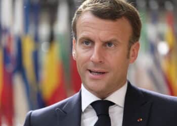 Caos na França com direita e esquerda pedindo a saída de Macron