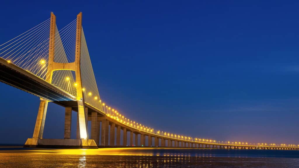 Conheça a impressionante maior ponte da Europa que leva o nome de time brasileiro