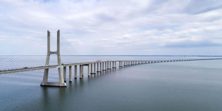 Conheça a impressionante maior ponte da Europa que leva o nome de time brasileiro