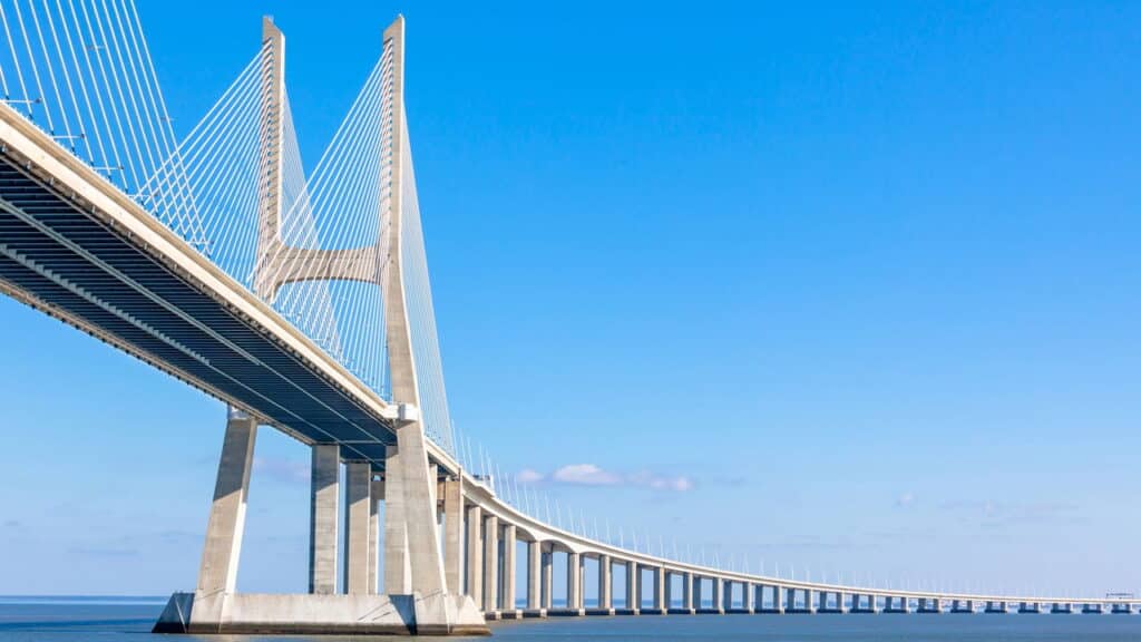 Conheça a impressionante maior ponte da Europa que leva o nome de time brasileiro