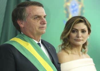 Michelle vai ao hospital acompanhar Bolsonaro e faz pedido por orações