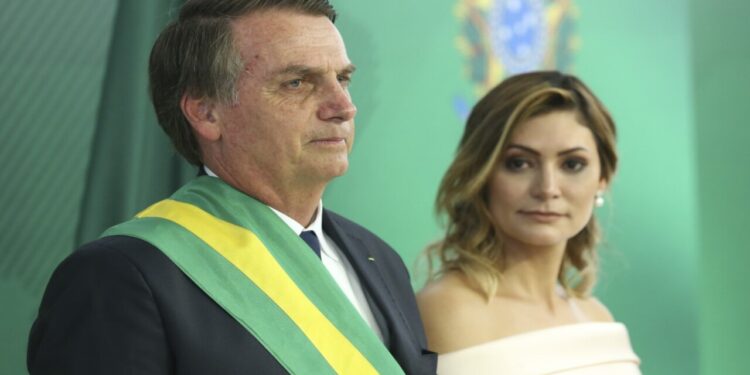 Michelle manifesta indignação por não poder visitar Jair Bolsonaro