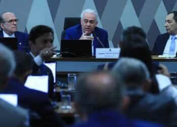 Comissão do Senado decide rejeitar PEC da Imunidade