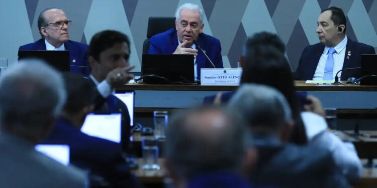 Comissão do Senado decide rejeitar PEC da Imunidade