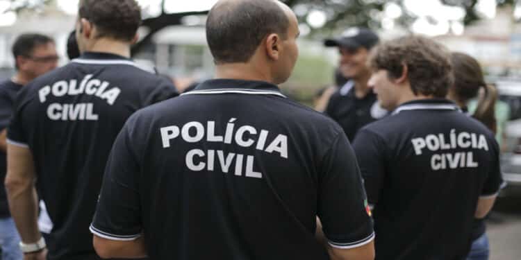 Operação da Polícia Civil em Portão revela depósito cheio de carros furtados