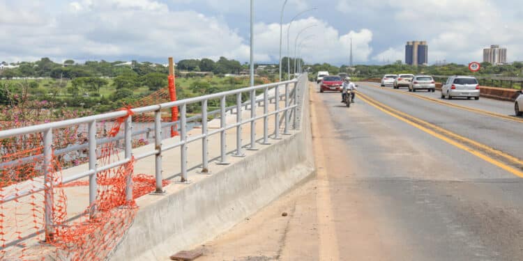 Trânsito será afetado com interdição de faixa em ponte no DF, veja detalhes