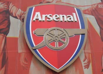 Atacante Ex-Arsenal perde a vida após lesão em partida