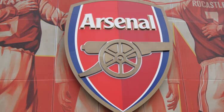 Atacante Ex-Arsenal perde a vida após lesão em partida