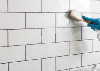 Entenda o erro comum ao limpar os azulejos do banheiro e como corrigir de forma simples