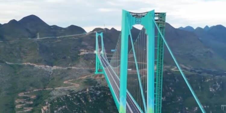 Inauguração da ponte mais alta do mundo na China impressiona turistas