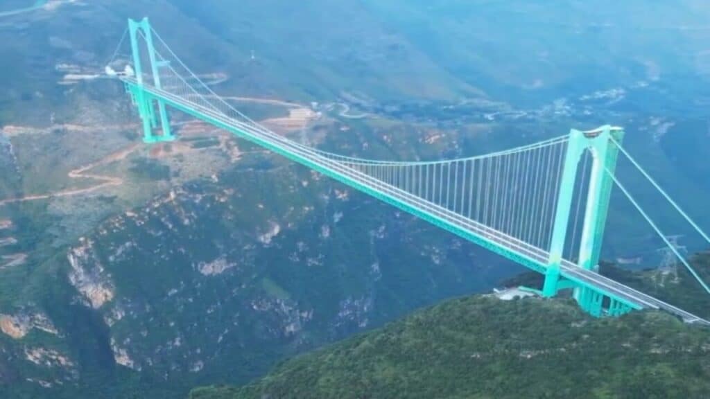 China inaugura a ponte mais alta do mundo com 625 metros de altura
