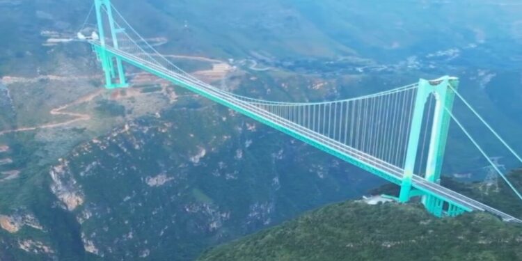 Inauguração da ponte mais alta do mundo na China impressiona turistas