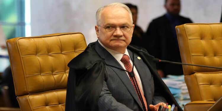 Fachin desmarca reunião com ministros após recados de Moraes sobre código de ética no STF
