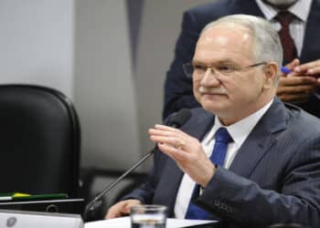 Fachin marca votação de imposto sobre grandes fortunas e acende alerta nos políticos