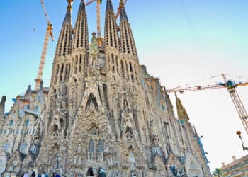 Catedral histórica na Espanha em construção há mais de um século recebe 4,8 milhões de turistas, surpreende pela grandiosidade arquitetônica e promete ser a inauguração do século em 2026
