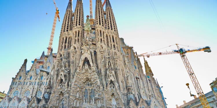 Catedral histórica na Espanha em construção há mais de um século recebe 4,8 milhões de turistas, surpreende pela grandiosidade arquitetônica e promete ser a inauguração do século em 2026