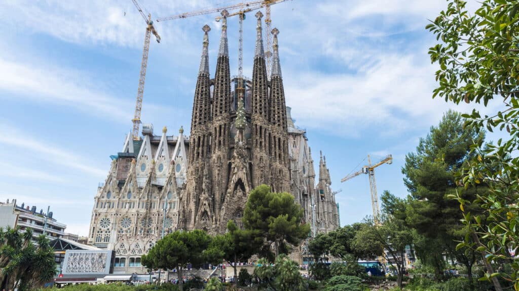 Catedral histórica na Espanha em construção há mais de um século recebe 4,8 milhões de turistas, surpreende pela grandiosidade arquitetônica e promete ser a inauguração do século em 2026