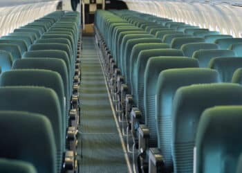 Companhias aéreas estudam assentos em pé nos aviões e 'solução' gera polêmica