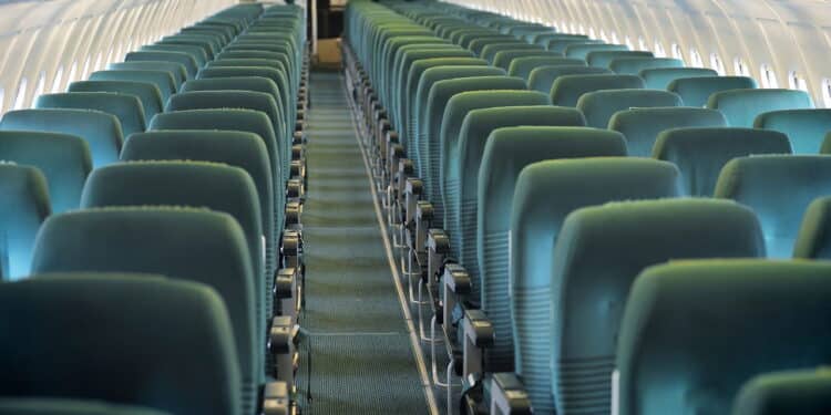 Companhias aéreas estudam assentos em pé nos aviões e 'solução' gera polêmica