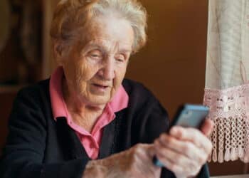 Veja como facilitar o uso do celular para idosos com quatro dicas fáceis