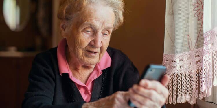 Veja como facilitar o uso do celular para idosos com quatro dicas fáceis