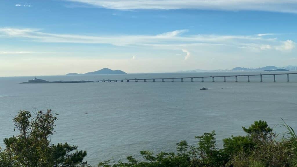 Maior ponte-túnel marítima do mundo custou R$ 100 bilhões, melhorou o tráfego de veículos e transforma o turismo em Hong Kong