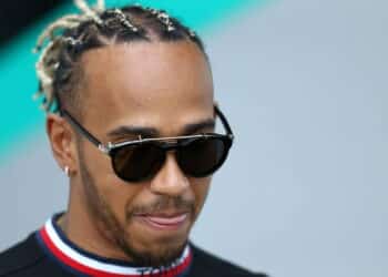 Lewis Hamilton vende coleção de carros e valor surpreende fãs