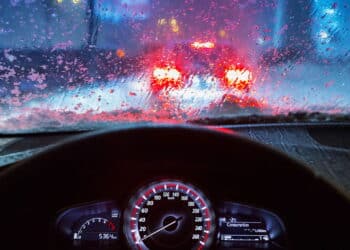 Aprenda o truque caseiro que acaba com o vidro embaçado do carro na chuva