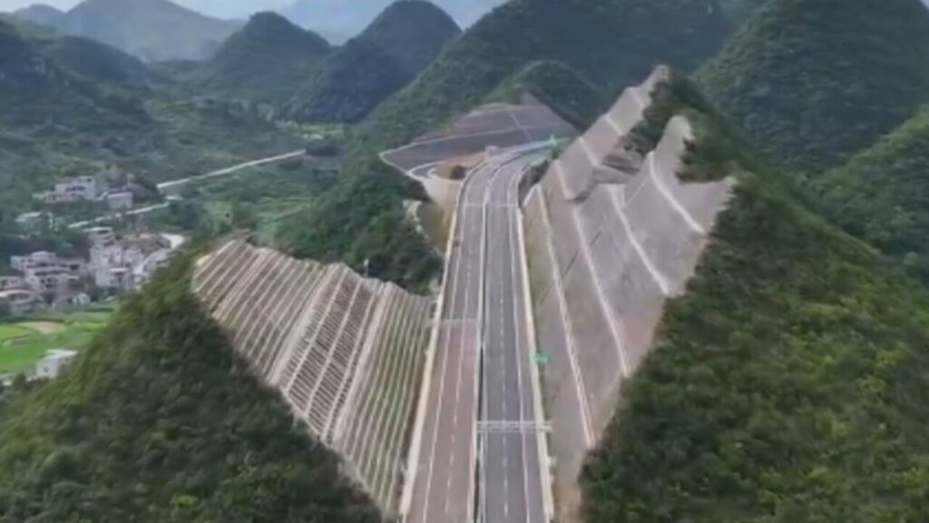 Saiba como a audácia chinesa 'corta' montanhas em pedaços como manteiga
