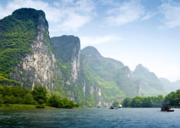 Saiba como a audácia chinesa 'corta' montanhas em pedaços como manteiga