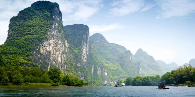 Saiba como a audácia chinesa 'corta' montanhas em pedaços como manteiga