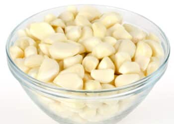 Um copo e 20 segundos o truque para descascar alho sem esforço